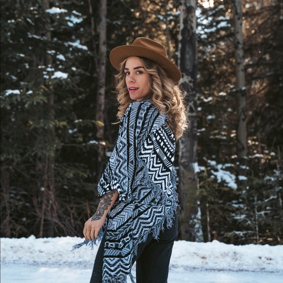 Black and white shawl poncho cardigan ruana - Picture 2 of 3